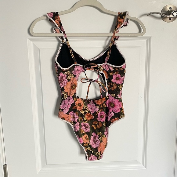 New! Victoria’s Secret Pink Floral Ruffle Cutout One Piece Swimsuit 35078 - Picture 6 of 12